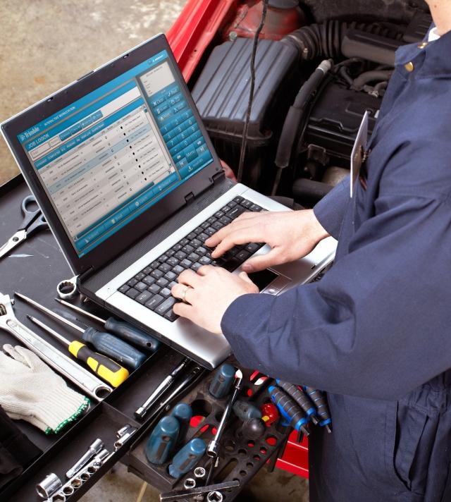 Mechanic Utilizing TMT Fleet Maintenance on Toolbox