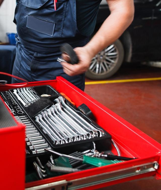 Mechanic with tool chest